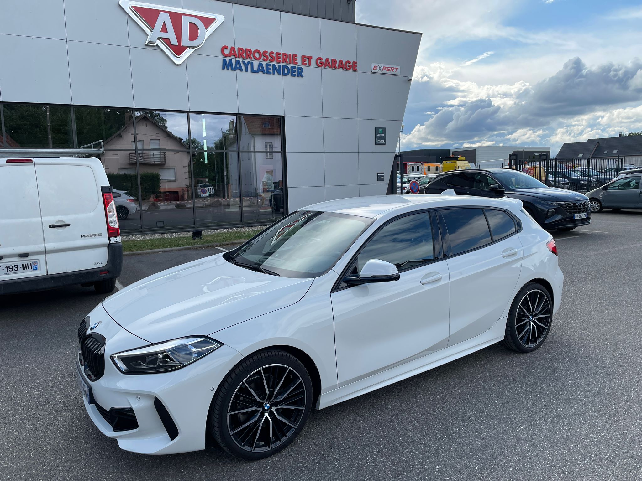 BMW SERIE 1 118 iA PACK M 136 CV MEL LOCATION HANGENBIETEN AEROPORT STRASBOURG ENTZHEIM EUROMETROPOLE STRASBOURG BAS-RHIN ALSACE GRAND EST 2