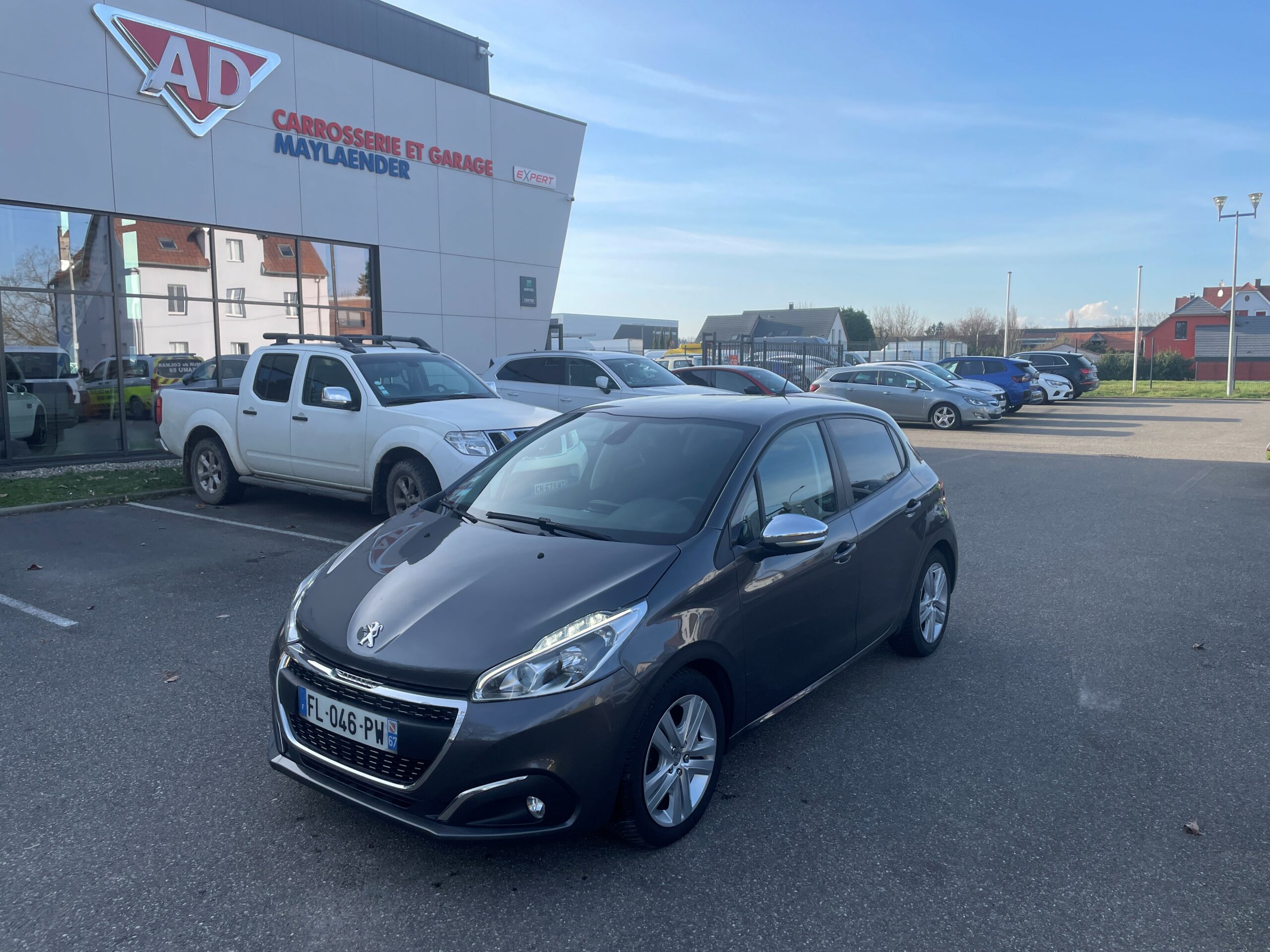 PEUGEOT 208 1.2 82 CV SIGNATURE 5 PORTES MEL LOCATION HANGENBIETEN AEROPORT STRASBOURG ENTZHEIM EUROMETROPOLE BAS-RHIN ALSACE GRAND EST 1